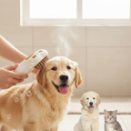 Un chiot Golden Retriever souriant en train de se faire brosser et masser avec une brosse en forme de patte, dégageant une douce brume. Un adorable chaton est assis à côté, suggérant le confort et la polyvalence de la brosse pour différents animaux de compagnie lors du bain.