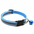 Un collier de chat bleu clair avec une bande réfléchissante grise et une petite clochette bleue, présenté sur un fond blanc.