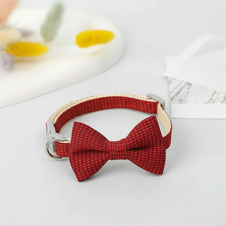 Collier pour chat ajustable à motif carreaux avec nœud papillon, confortable, élégant et adapté aux fêtes ou usage quotidien.