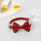 Collier pour chat ajustable à motif carreaux avec nœud papillon, confortable, élégant et adapté aux fêtes ou usage quotidien.