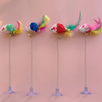 Quatre jouets souris colorés à ressort avec ventouses, prêts à divertir les chats.